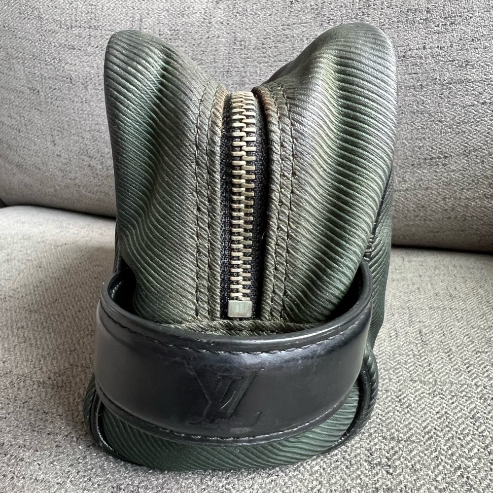 Louis Vuitton Taiga Leather Dopp kit toiletries bag. - Picture 3 of 15